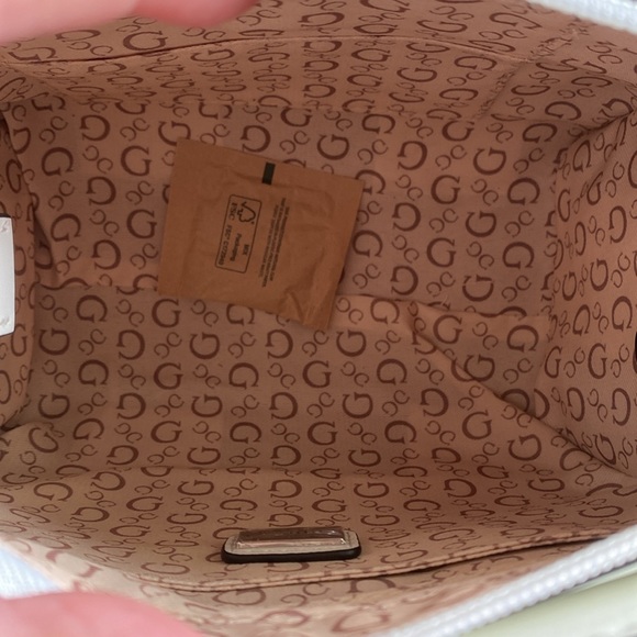 NWT white guess crossbody purse - Picture 4 of 11